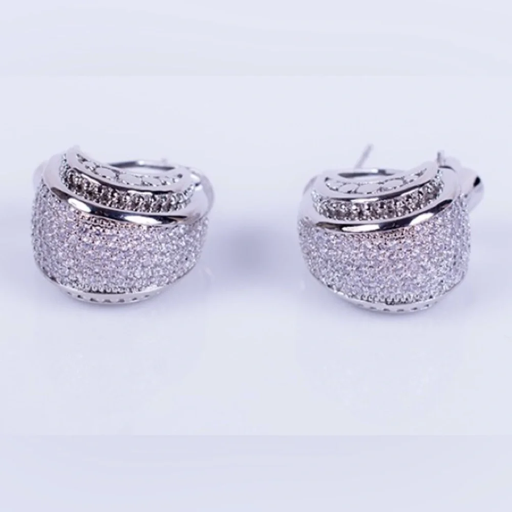 CRYSTAL EARRINGS  WITH FULL CUT CRYSTALS   OMEGA BACKING - Picture 3 of 3